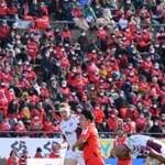 今季初のホーム戦で躍動する神戸の選手ら＝２４日午後、神戸市須磨区、ユニバー記念競技場