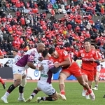 今季初のホーム戦で躍動する神戸の選手ら＝２４日午後、神戸市須磨区、ユニバー記念競技場