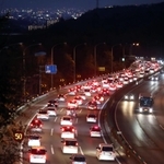 新型コロナウイルス流行前、渋滞する中国自動車道。この年末年始は同規模の混雑が予想されている＝２０２０年１月４日、西宮市内