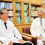 甲状腺疾患の治療研究で世界をリードしてきた隈病院の宮内昭３代目院長（現名誉院長）＝右＝と、赤水尚史現院長＝神戸市中央区下山手通８、隈病院