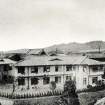 開設当初、木造建築だった隈病院。第２次世界大戦でも奇跡的に焼け残った（同病院提供）
