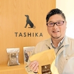 「カンビオ」で製造販売するドッグフードと後藤高広理事長＝兵庫県多可町加美区豊部