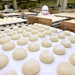 今年が最後。急ピッチで製造が進む正月用の餅＝２６日午前、神戸市東灘区向洋町西２