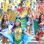 ２０１９年の神戸まつりで色鮮やかな衣装に身を包み、踊りを披露する参加者ら＝神戸市中央区