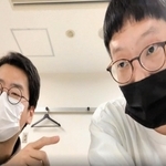 オンライン取材を受ける男性ブランコの２人