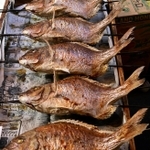 こんがり焼き上がったにらみ鯛＝明石市本町１、魚秀