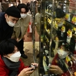 時代を感じさせるフィルムカメラに興味津々＝神戸市中央区元町通２、カメラのカツミ堂