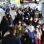 新幹線を利用する帰省客らで混み合ったＪＲ新神戸駅のホーム＝２９日午前、神戸市中央区