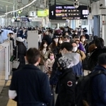 帰省客で混雑する新神戸駅＝２９日午前、神戸市中央区加納町１