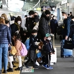 帰省客で混雑する新神戸駅＝２９日午前、神戸市中央区加納町１