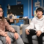 「人生を変えてくれたキーパーソン」である今井直人さん（左）と笑顔で話す原田伊織さん＝尼崎市若王寺２、尼崎市立ユース交流センター