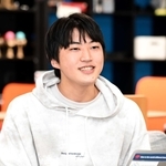 「苦しんでいる同世代の力になりたい」と語る大学生の原田伊織さん＝尼崎市若王寺２、尼崎市立ユース交流センター