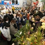 正月準備の買い物客でにぎわう東山商店街＝３０日午後、神戸市兵庫区東山町