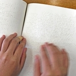 五十音を６個の点で表した点字教科書＝神戸市立盲学校