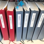普通の教科書より何倍も分厚く、数冊に分かれた点字教科書＝神戸市立盲学校