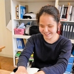 点字教科書で勉強する浅井花音さん＝神戸市立盲学校
