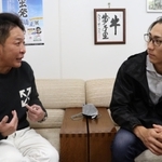 天野大地さん（右）と草刈健太郎さん。その出会いが天野さんの人生を変えた＝大阪市内