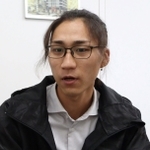非行を繰り返して少年院に入った過去を振り返る天野大地さん＝大阪市内