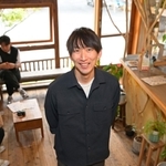 ゲストハウス「萬家」を営む朴徹雄さん＝神戸市灘区城内通４