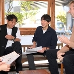 ゲストたちと談笑する朴徹雄さん（右から２人目）＝神戸市灘区城内通４、ゲストハウス「萬家」