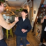 世界中の人が友達になるきっかけをつくりたいという朴徹雄さん（中央）＝神戸市灘区城内通４