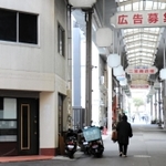 作中に登場するスナック「はぁばぁ」とよく似た建物がある二宮商店街の一角。ついつい人情味あふれるママを探してしまう＝神戸市中央区琴ノ緒町４