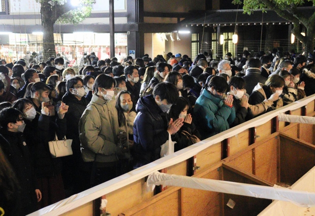飛躍の１年になりますように－。真剣な表情で手を合わせる参拝者＝１日午前、湊川神社