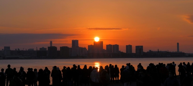 ２０２３年の幕開けを飾った初日の出。神戸港を鮮やかなオレンジ色に染め上げた＝１日午前７時２２分、神戸市中央区東川崎町１