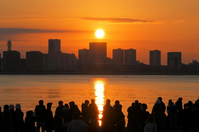 ２０２３年の幕開けを飾った初日の出。神戸港を鮮やかなオレンジ色に染め上げた＝１日午前７時２４分、神戸市中央区東川崎町１