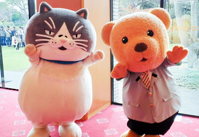 ホテルオークラ神戸のキャラクター「オルタン」と記念撮影するマル
