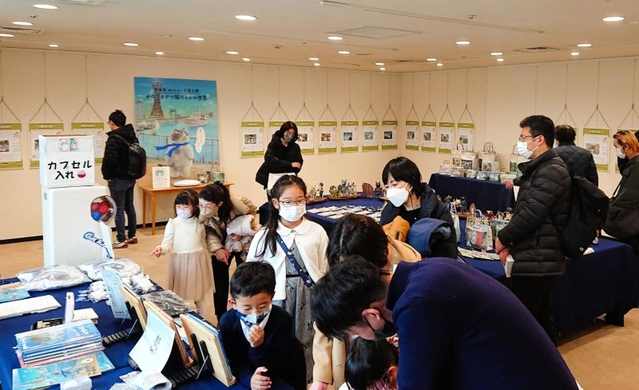 １日から始まった本紙連載「かなしきデブ猫ちゃん」展示会を観賞する来場者ら＝ホテルオークラ神戸