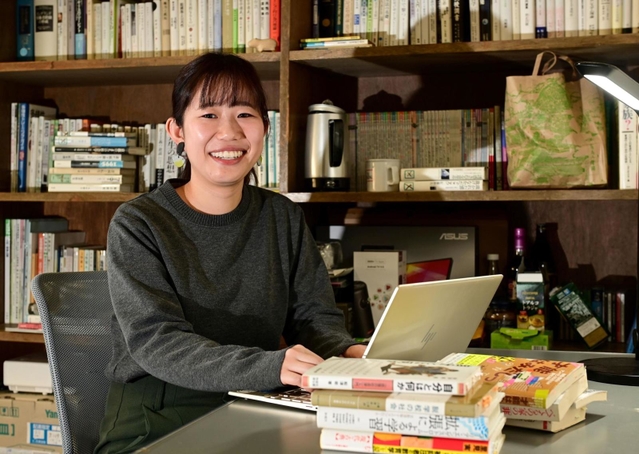 大学院では、世間の「普通」をめぐる生きづらさについて研究した土居綾美さん。修士過程修了後はオンライン塾の開設を目指しているという＝神戸市灘区鶴甲３、神戸大大学院人間発達環境学研究科