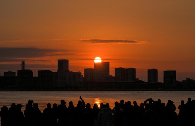 新年の幕開けを祝うように輝く朝日＝１日午前７時２１分、神戸市中央区