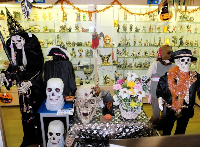 ハロウィーンや死者の日など世界の風習や文化がテーマの２階展示＝兵庫県尼崎市浜田町５