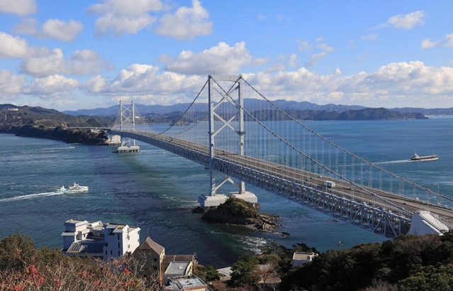 淡路島と四国を結ぶ大鳴門橋。海峡には世界最大級の渦潮が現れる＝徳島県鳴門市