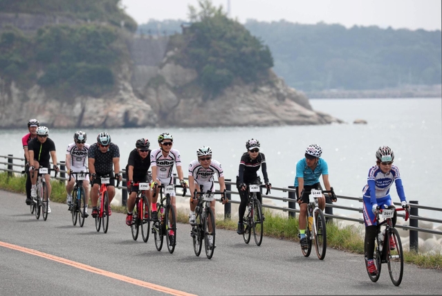 「淡路島ロングライド１５０」に参加したサイクリスト。島を一周するコースは通称アワイチと呼ばれる＝２０１８年９月