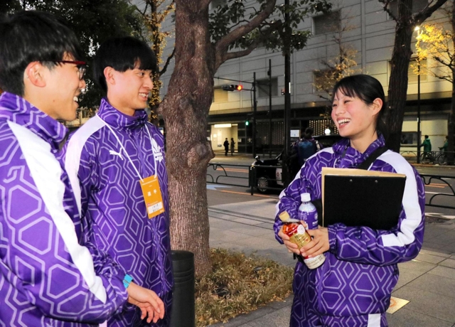閉会式を終え、同郷の選手らをねぎらう主務の豊田桃華さん＝３日午後、東京都千代田区