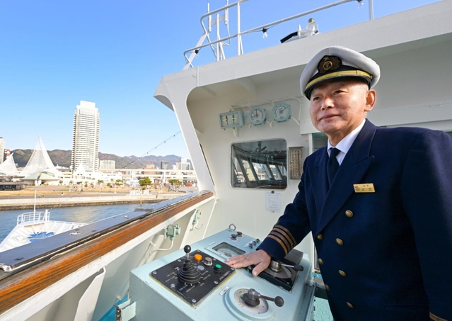レストランクルーズ船「ルミナス神戸２」から神戸の街並みを眺める辻武船長＝神戸市中央区波止場町