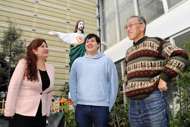 ペルーに防災を伝える事業に向け、思いを描く（左から）大城ロクサナさん、ジェラルドさん、日比野純一さん＝神戸市長田区海運町３、たかとりコミュニティセンター