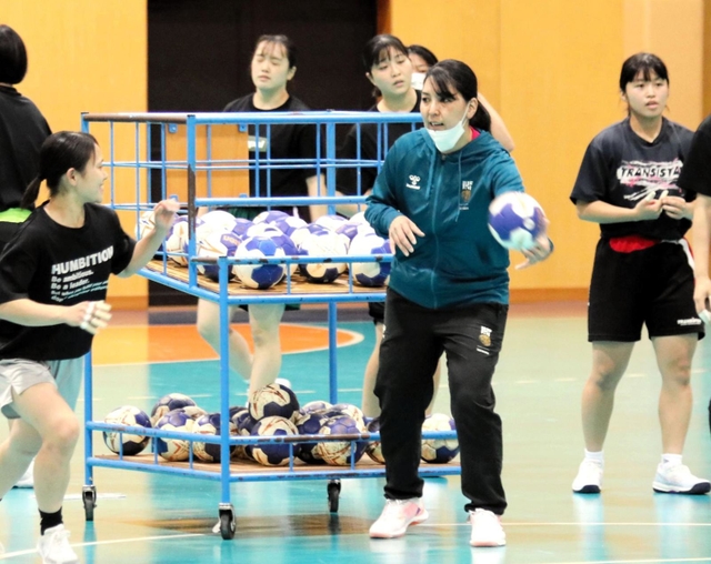 ハンドボール部で強化コーチとして指導する佐久川ひとみさん（中央）＝西宮市の武庫川女子大