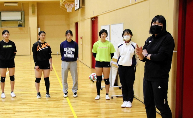 バレーボール部監督を務める坂下麻衣子さん（右端）。今春、母校に戻ってきた＝西宮市の武庫川女子大