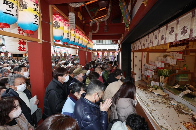 商売繁盛などを祈願に、くの参拝客が詰めかけた境内＝９日、神戸市兵庫区西柳原町、蛭子神社（撮影・長嶺麻子）