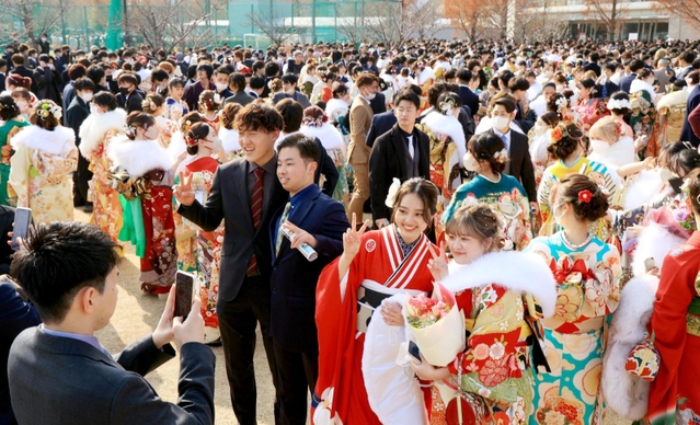 「成人の日」に合わせて開かれた「はたちを祝う会」に参加した人たち＝９日午後、神戸市兵庫区御崎町１（撮影・鈴木雅之）