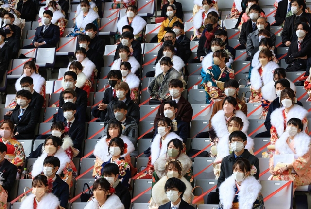 「成人の日」に合わせて開かれた「はたちを祝う会」。新型コロナウイルス感染対策で、席を一つずつ空けて座る参加者＝９日午前、神戸市兵庫区御崎町１、ノエビアスタジアム神戸