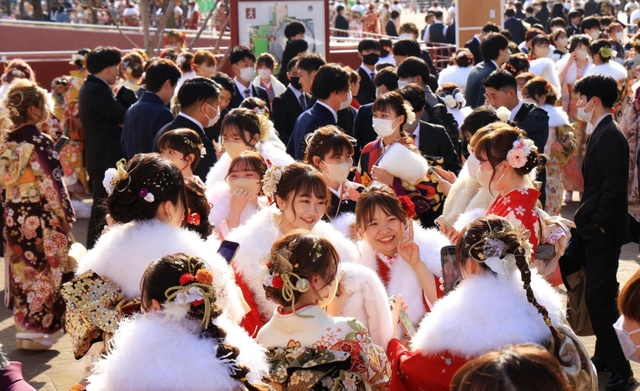 「成人の日」に合わせて開かれた「はたちを祝う会」に参加して、友人たちと写真を撮る人たち＝９日午後、神戸市兵庫区御崎町１