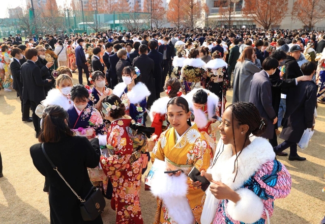 「成人の日」に合わせて開かれた「はたちを祝う会」に、晴れ着姿で集まった人たち＝９日午後、神戸市兵庫区御崎町１