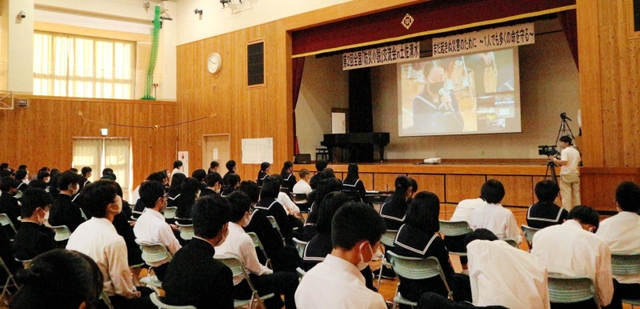 昨年１１月に開かれた防災小説全国交流会で、オンライン発表する清水中学校の生徒ら＝高知県土佐清水市（同市提供）