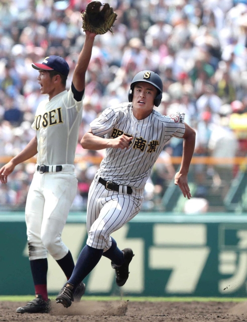 ２０１８年夏、全国高校野球選手権大会の八戸学院光星戦で、疾走する明石商の植本亮太さん＝兵庫県西宮市の甲子園球場