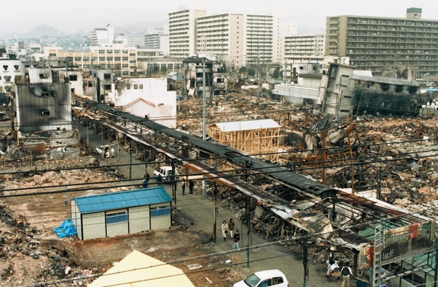 焼けただれ、ぼろぼろになった菅原商店街のアーケード＝１９９５年３月８日、神戸市長田区