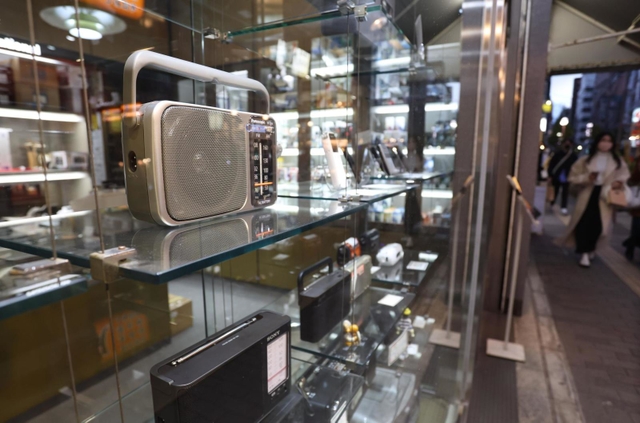 スマホ全盛の時代、一番目立つショーウインドーにいくつものラジオを置き続ける老舗電器店。地震後、情報を断たれた被災者が買い求め、売り切れた＝神戸市中央区元町通２